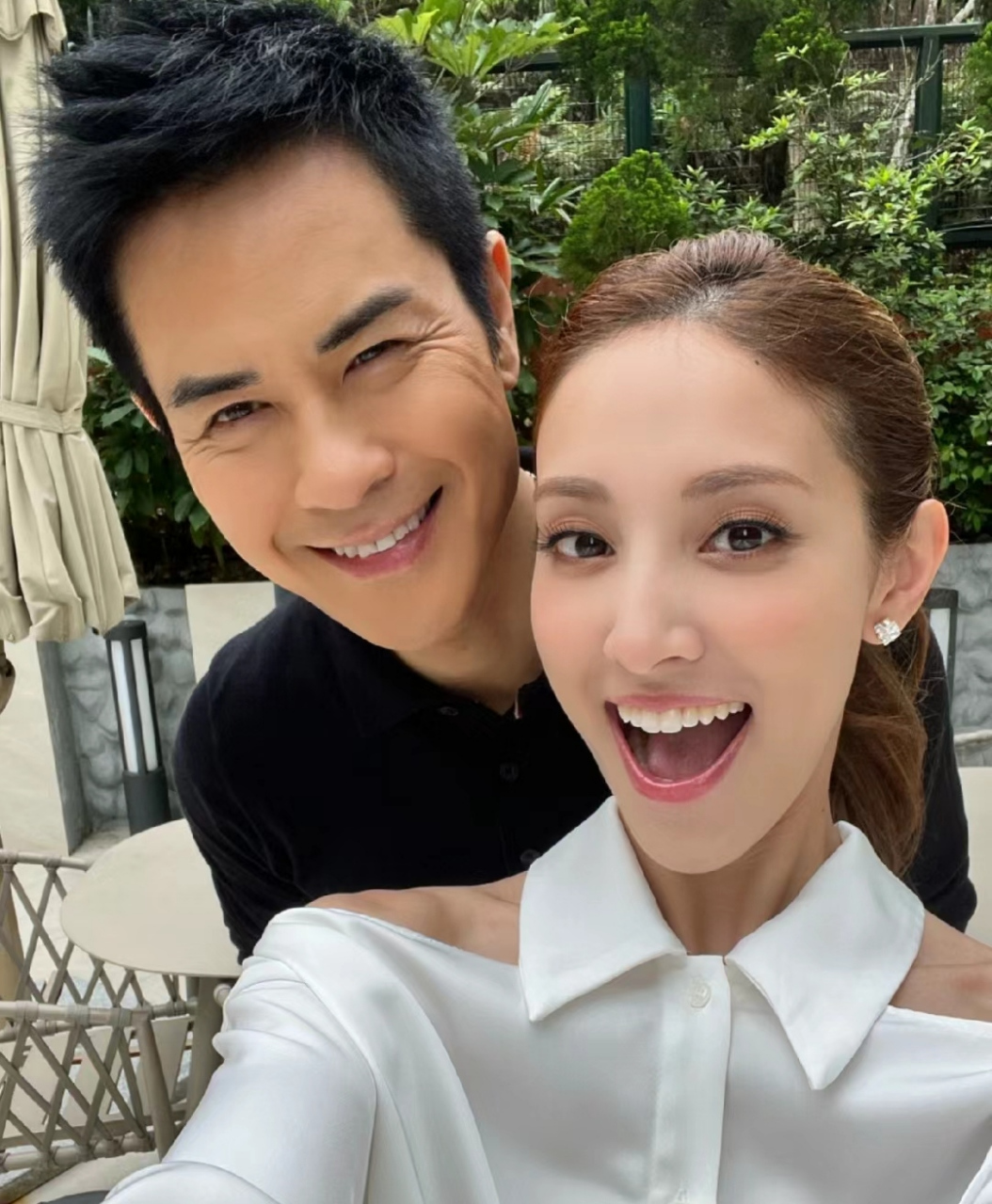 郑嘉颖和老婆陈凯琳恩爱合影,两人的睡衣是定制的,上面印着各自的头像