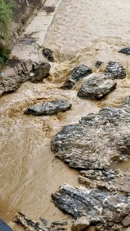 甘肃宕昌岷江之水,雨季来了泥沙怒吼,奔流不息.-度小视