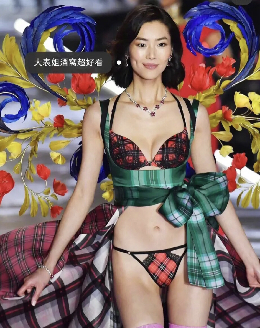 刘雯不愧是超模,多次参加维密走秀,而且什么风格的衣服都能完美的驾驭
