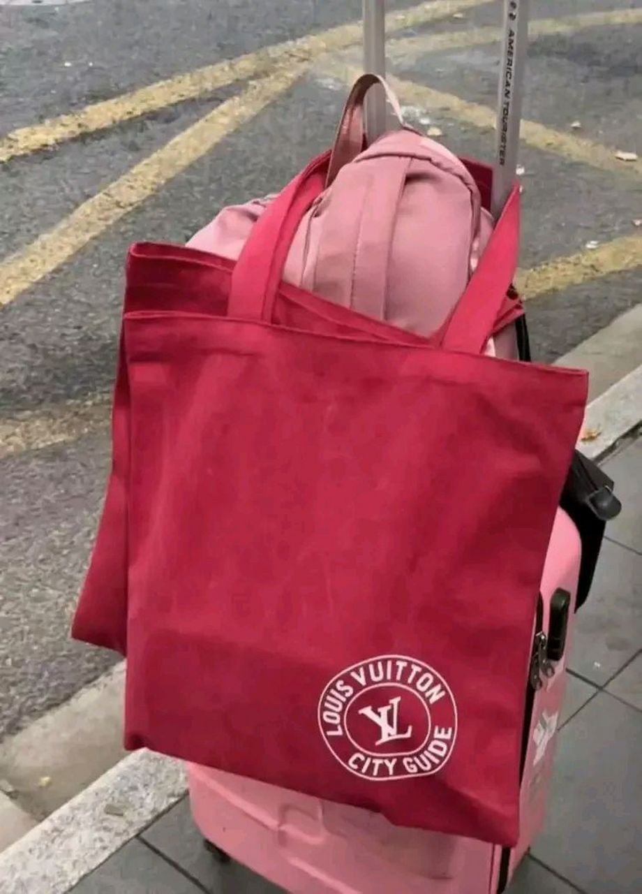 最近lv帆布包是火的一塌糊涂啊,这还是在上海啊,全天都在排队.这要是