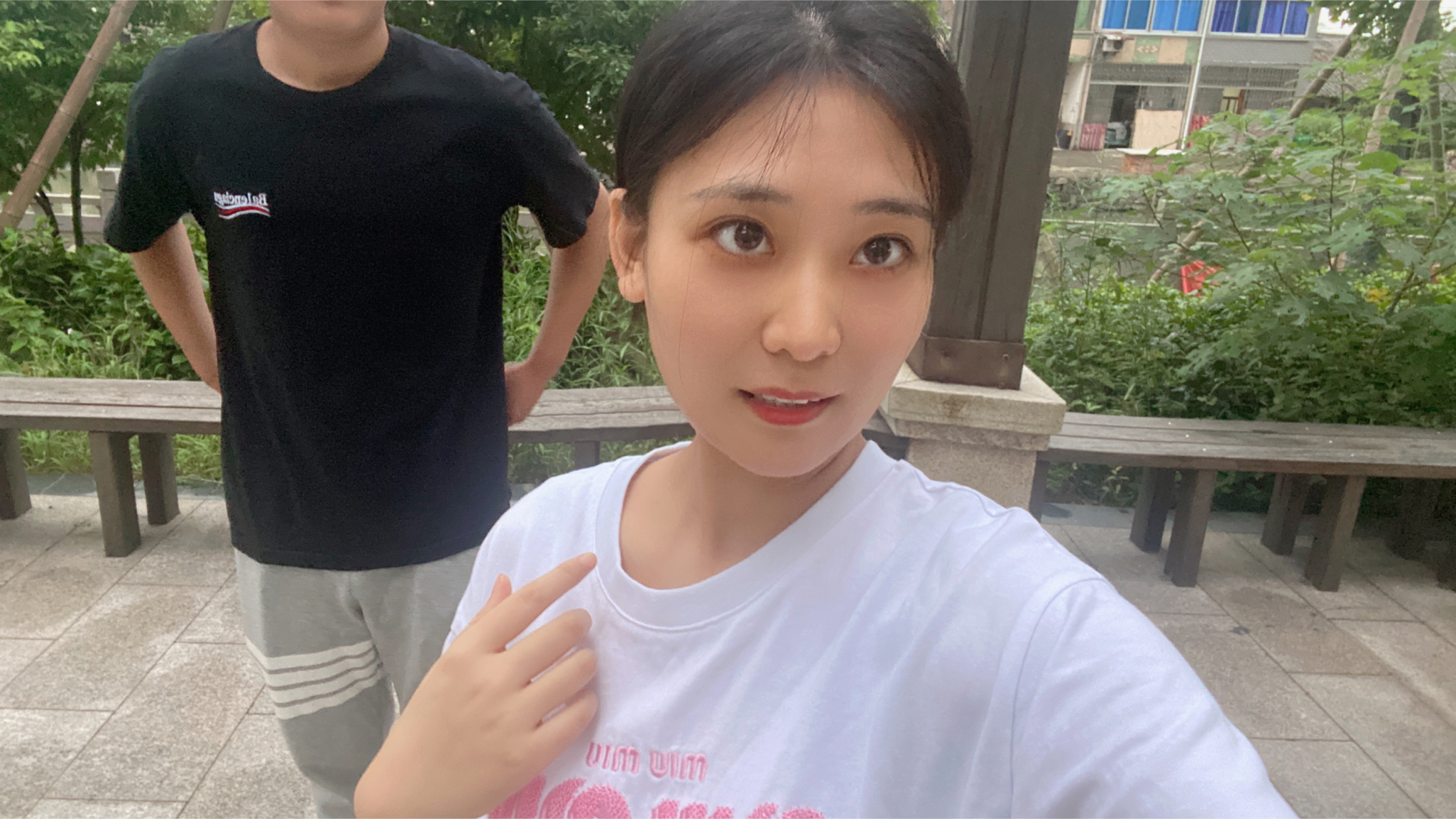 这次见得男网友是个00后,第一次见面就想带我去酒吧,我要不要跑