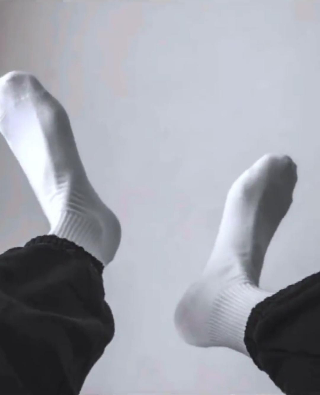 白袜是很多男人穿搭的选择,喜欢穿白袜的男人,他们往往很干净,给人的