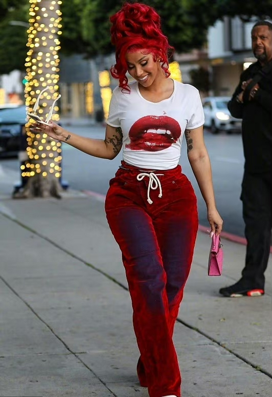 当地时间5月8日,卡迪·b 顶着一头红发现身比佛利山庄参加商务会议.