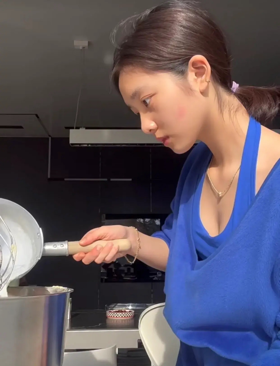 黄多多最新照片公开:瓜子脸,穿搭时尚,和小时候一样的可爱