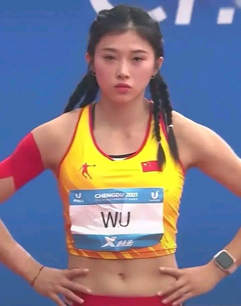 吴艳妮扎着两个小辫子,给人一种可爱的感觉,被誉为女版刘翔.