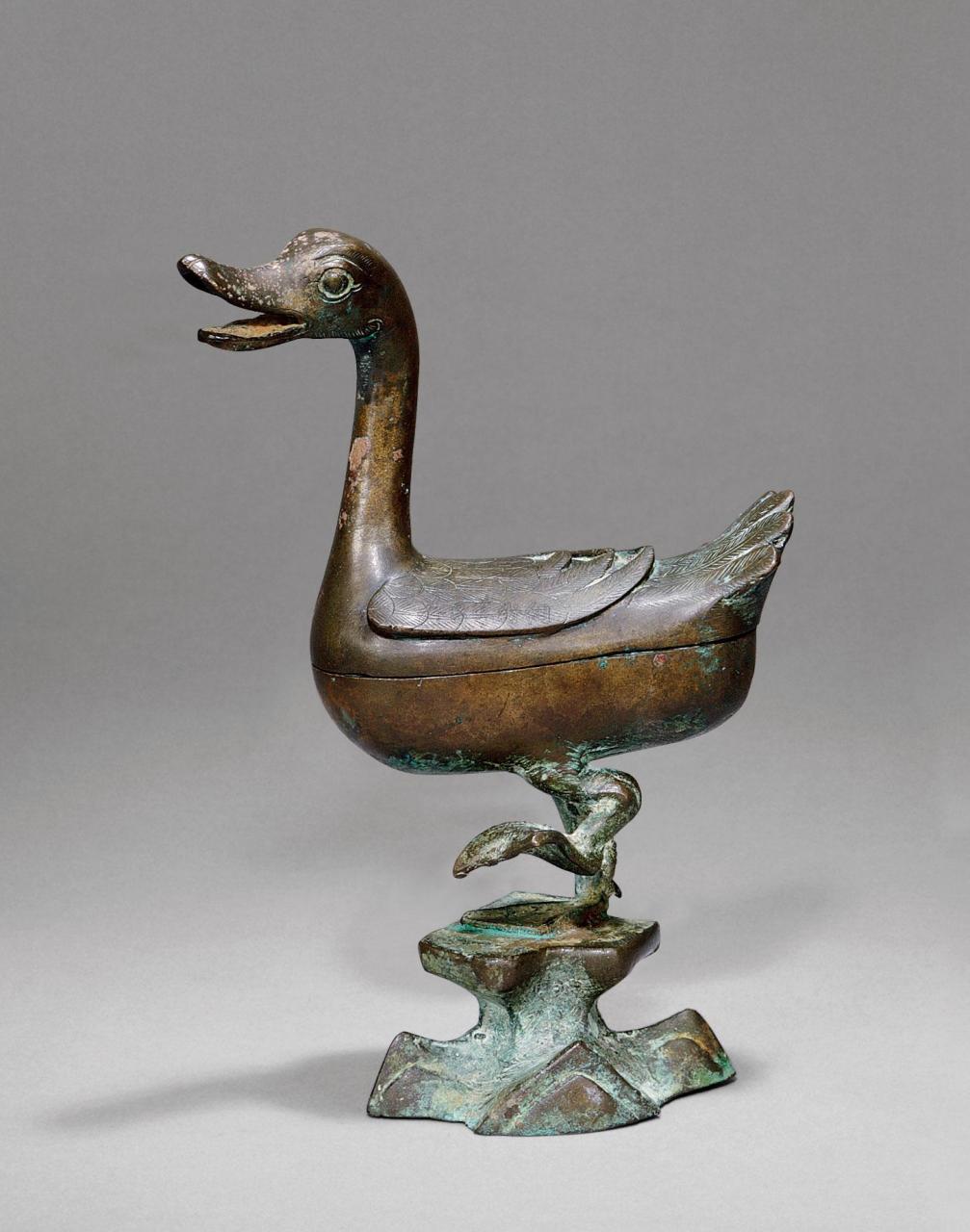 一次,女子带着一只铜"鸭子"去鉴宝,女子说这个是青铜器,要价100万人民