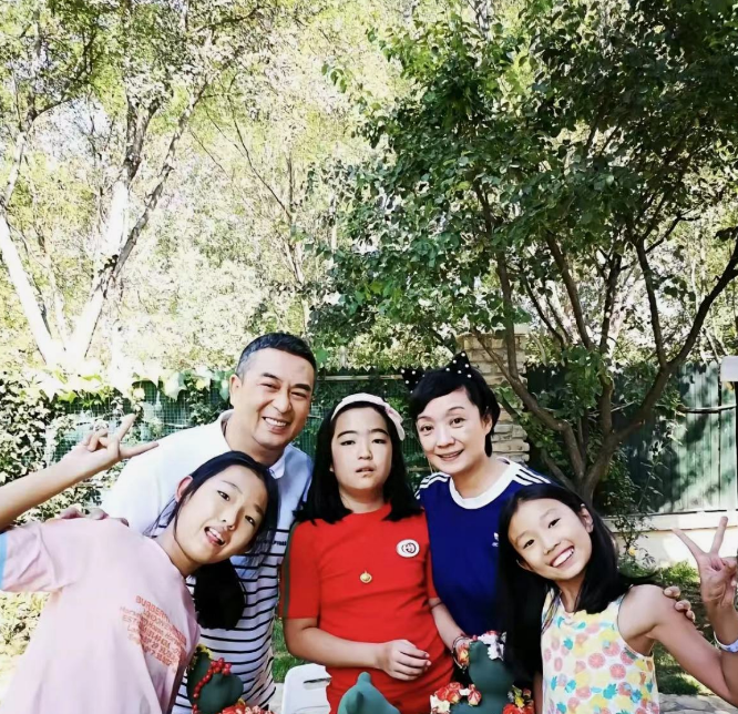 53岁张嘉译被曝婚变,晒全家福女儿不像爹,豪宅内景如农家小院