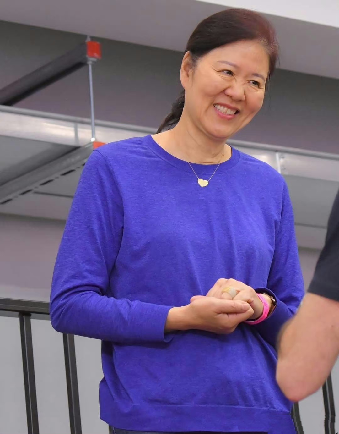 近日前中国女排主教练郎平现身意甲半决赛现场观看爱徒朱婷与姚迪同