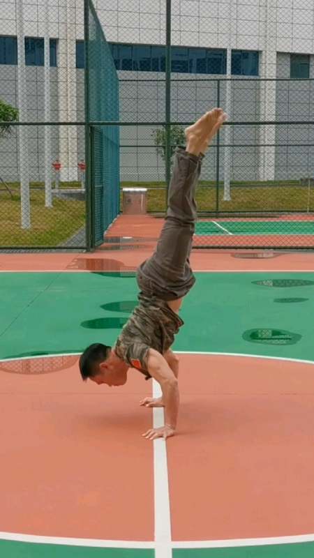 团身俯卧撑练好了这个动作很简单