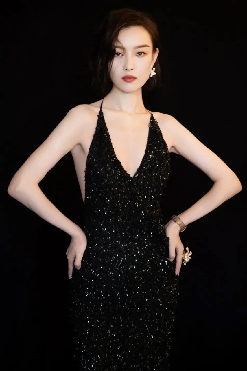 倪妮# 倪妮黑色深v吊带裙大秀好身材
