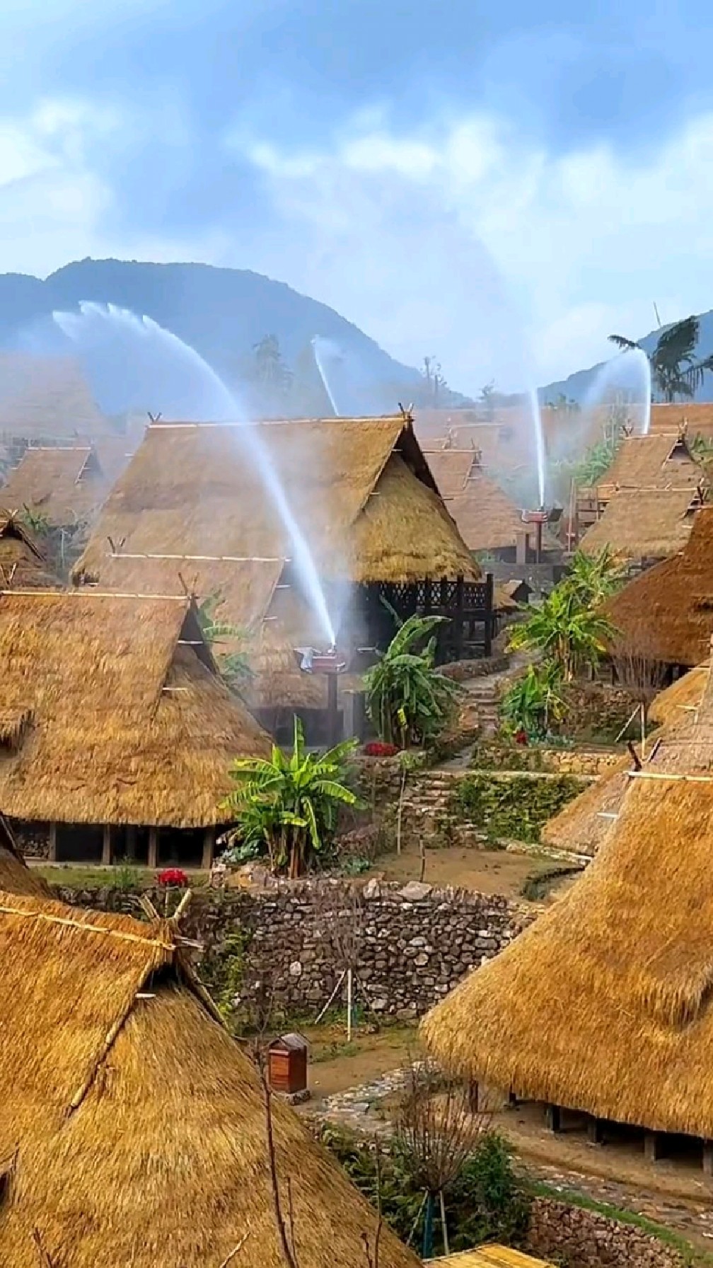 重建后的翁丁原始部落,全村106户,翁丁佤语的意思"云雾缭绕的地方".