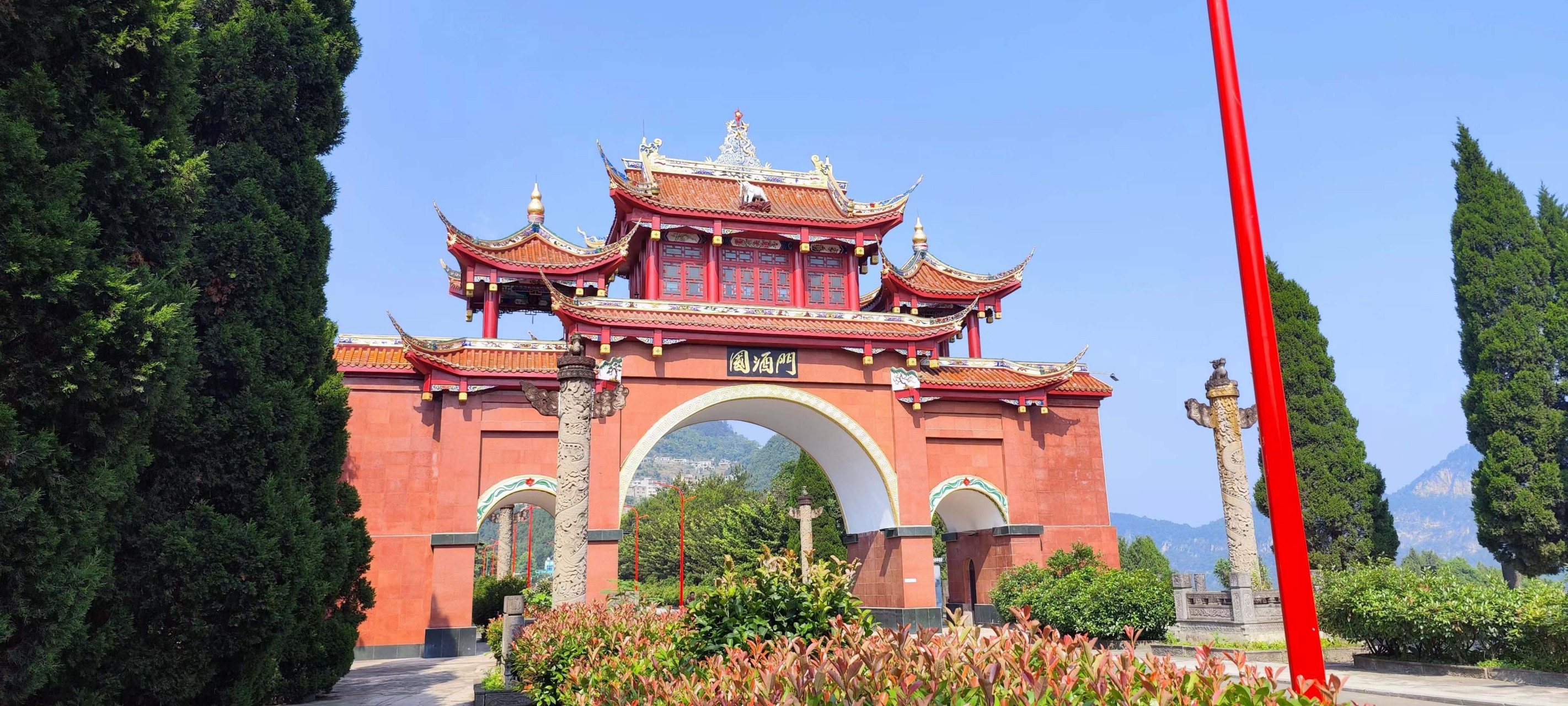 国酒门和茅台巨型瓶"换新颜",高低得整两张照片给酒友大哥瞧瞧~赶快来