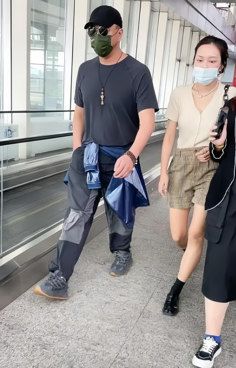 胡军的身材堪称完美,仿佛是男性的典范.