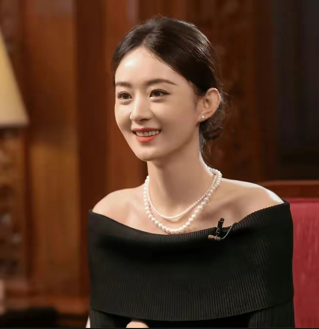 赵丽颖戴珍珠项链秀优越肩颈线条 温婉又知性  8月13日,搜狐娱乐报道
