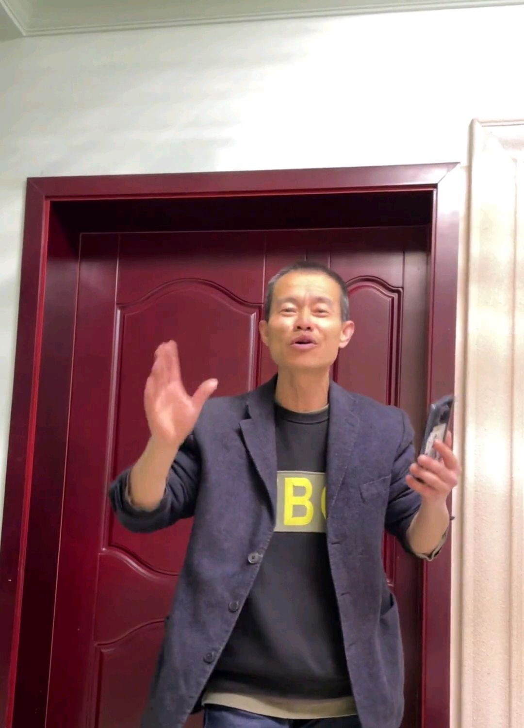 "网红"气球哥近况曝光:身穿夹克,练习唱歌!走路背手范儿十足