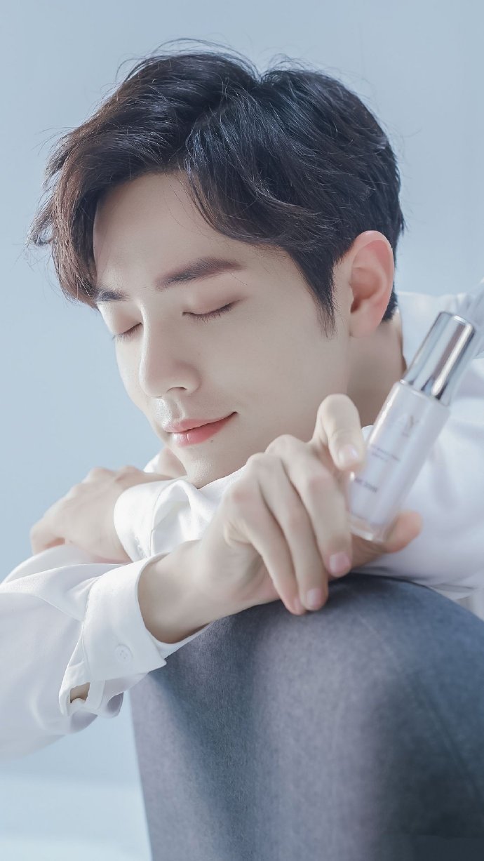 肖战olay代言人图片:干净清爽的战战