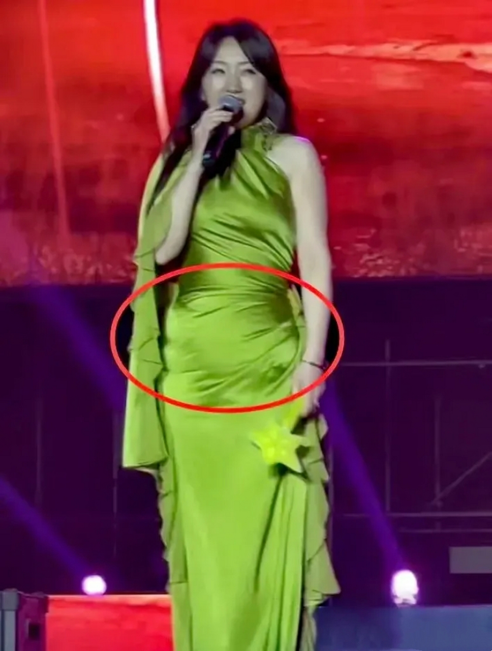 近日已经52岁的杨钰莹参加一组商演的照片曝光,照片中无美颜无滤镜没