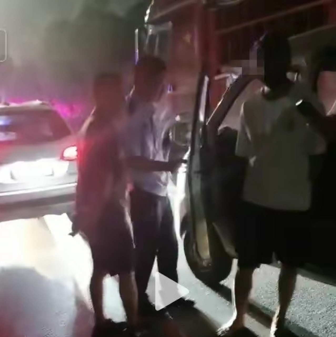 户外路边,女的tg跪地戴狗链,拍真人小视频?