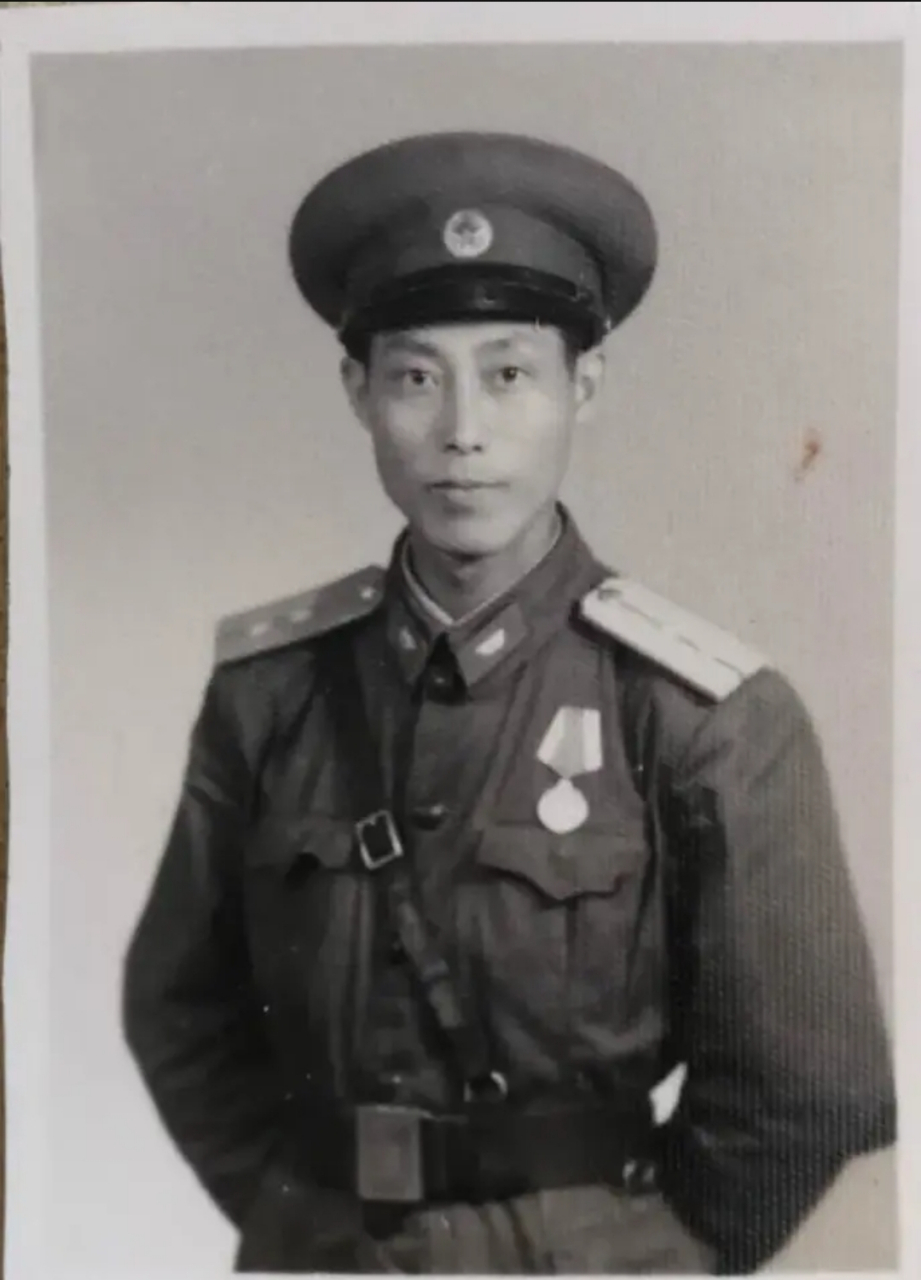 这是1955年,一名开国中尉,留下的罕见照片,当时的他刚刚参加了大授衔
