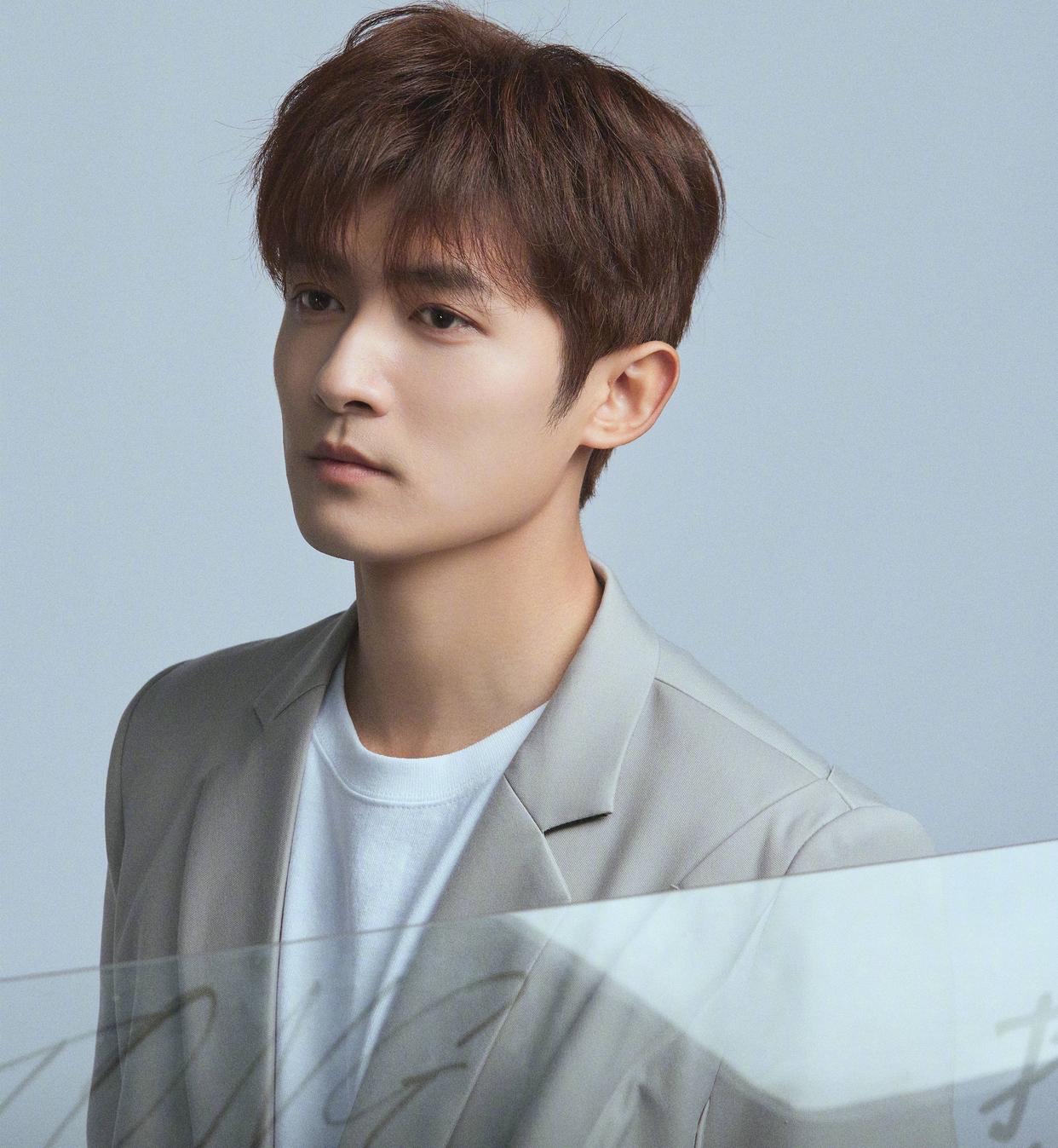 张含韵佟梦实恋情曝光,二人一起出门逛超市,牵手上车气氛超甜