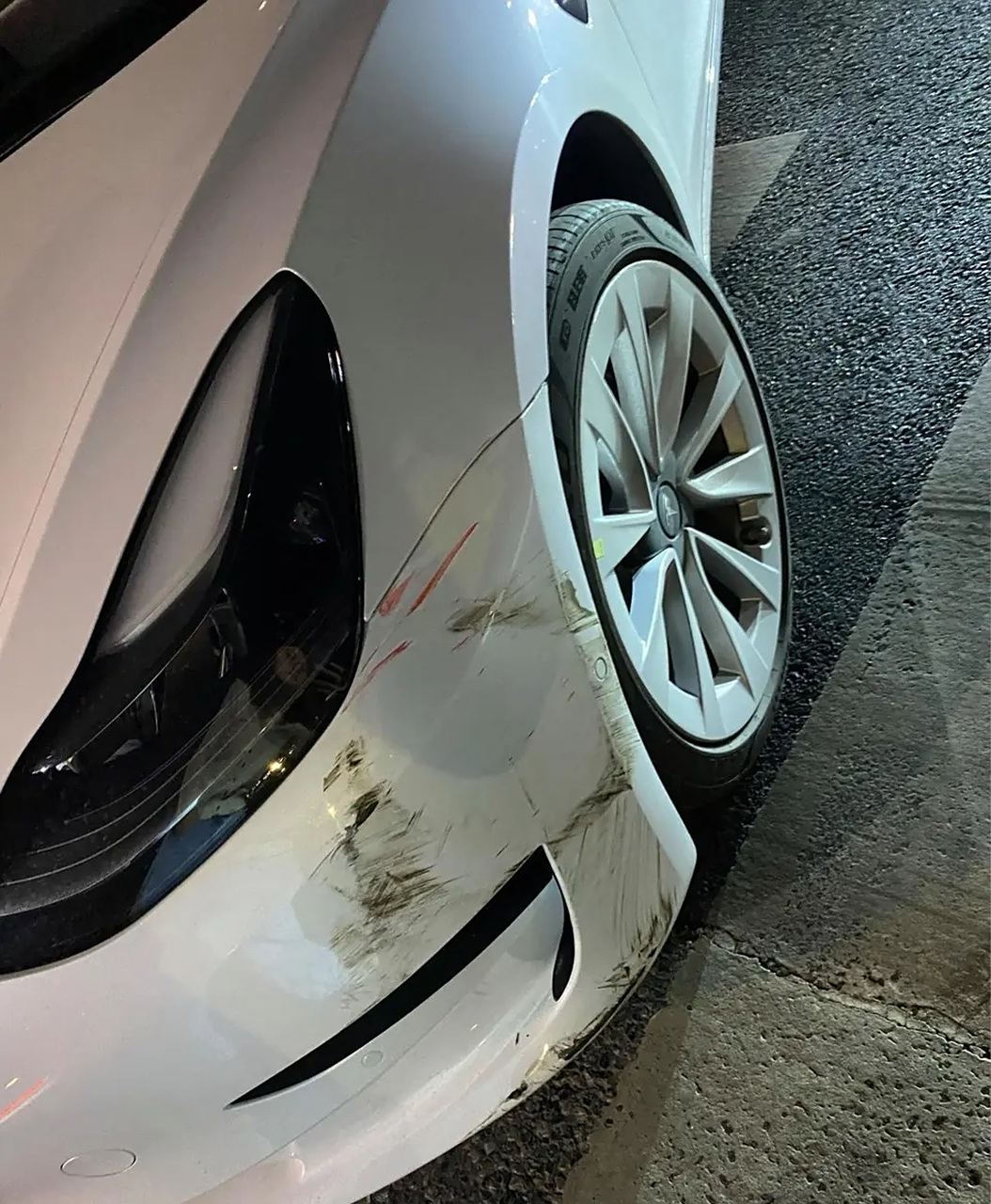 晚上出去吃饭,右转被车刮了,路过的人都要说一句:哎呀!