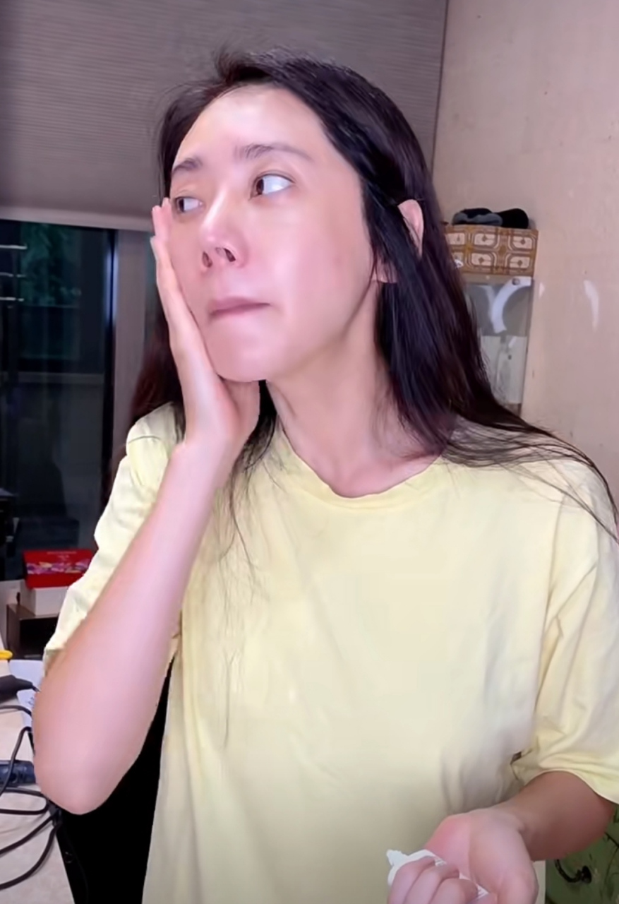 秋瓷炫素颜出镜,和老公于晓光有说有笑感情甜蜜,到了秋瓷炫这个年龄