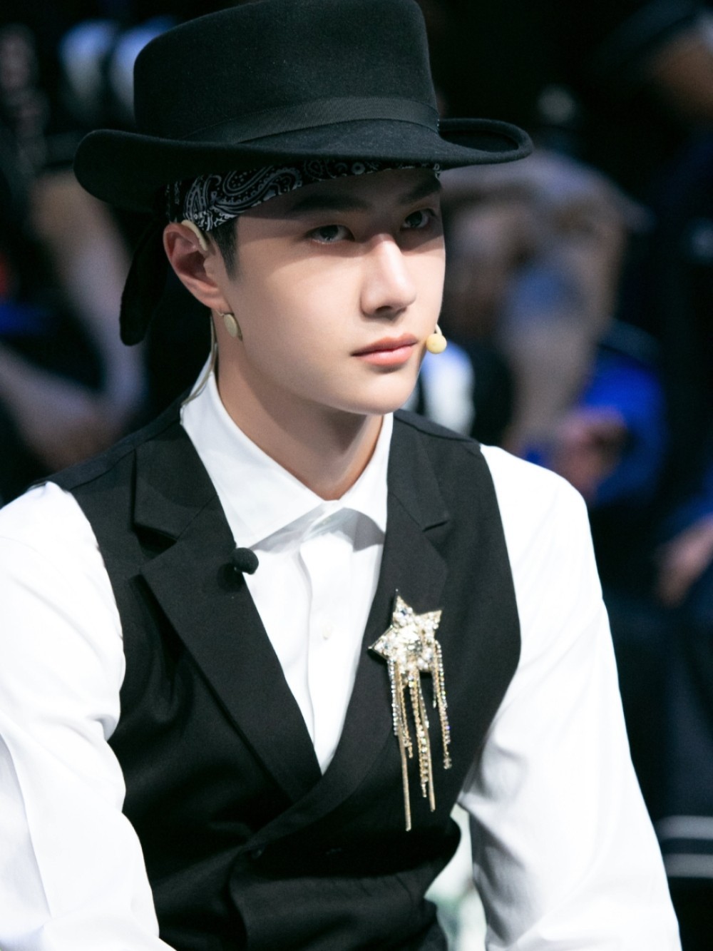 王一博新戏拍摄力度太大,日均12小时待机,巴黎时装周不去成定局