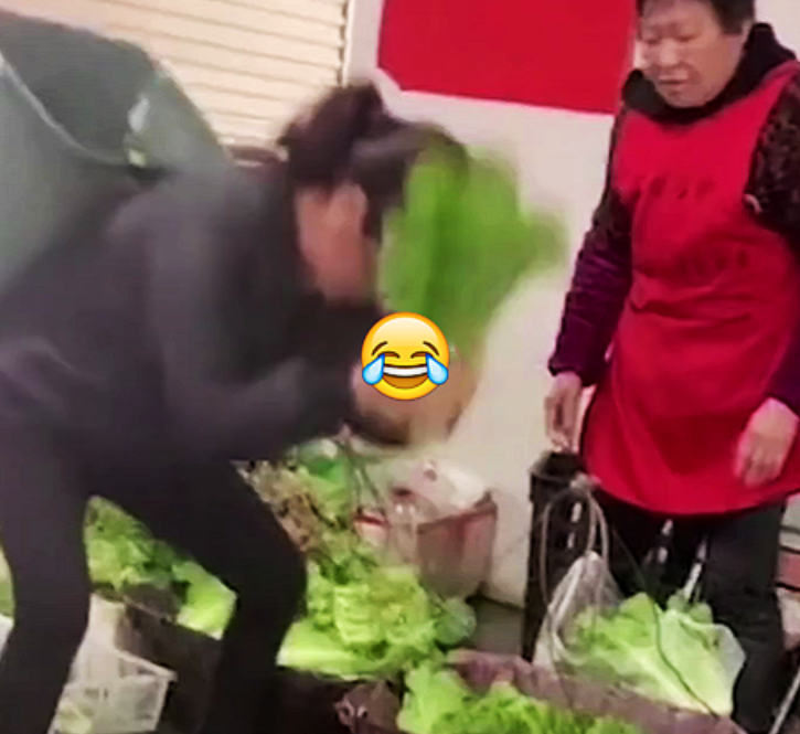 贵州:女子买菜过称前狂甩水,卖菜大妈表情亮了,"高手对高手"