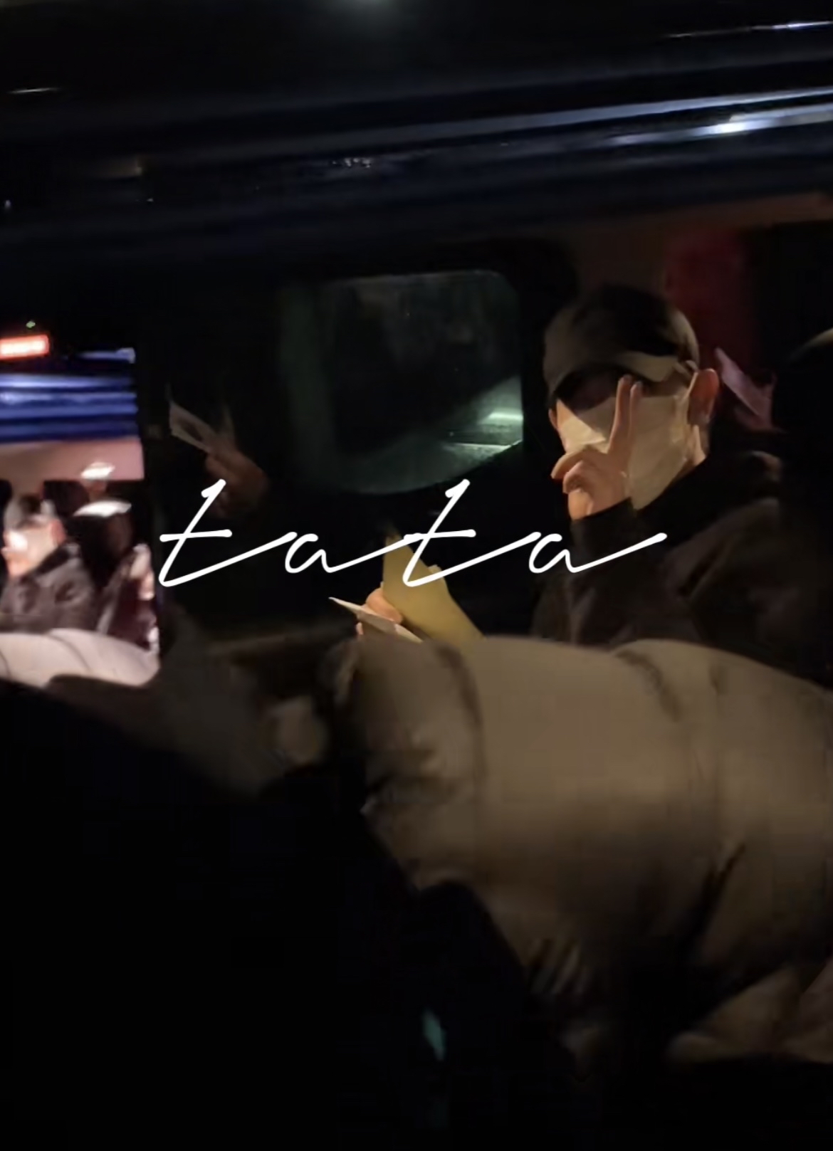 邓伦下班被拍,和助理手挽手朝粉丝打招呼,网友喊话想办法复出