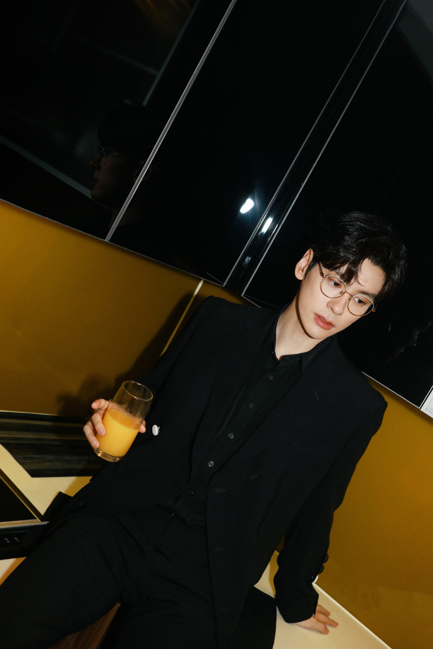 魏哲鸣帅气写真壁纸[小红花]