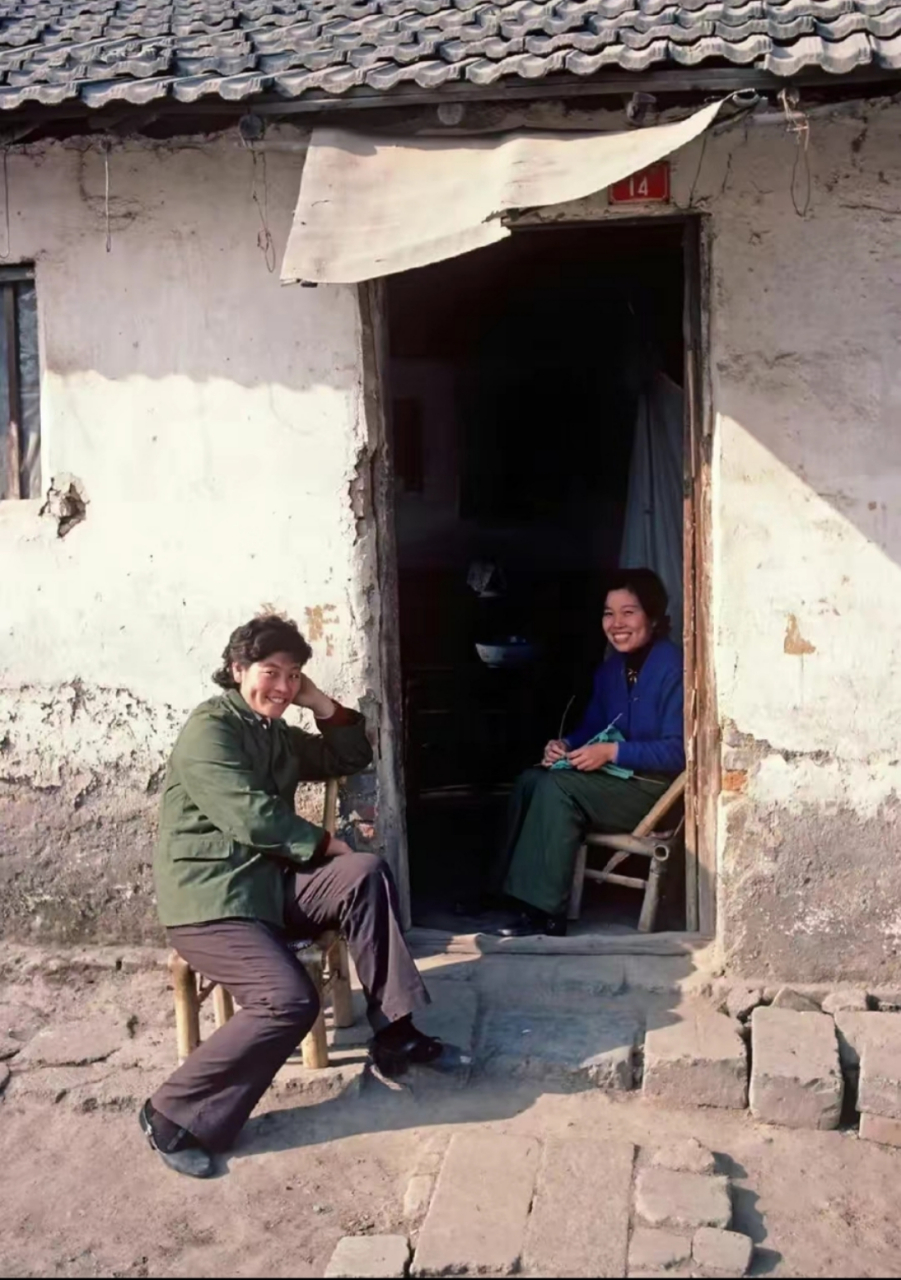 1978年,南京老照片,很多居民住着平房,他们生活很简朴,穿着朴素,但