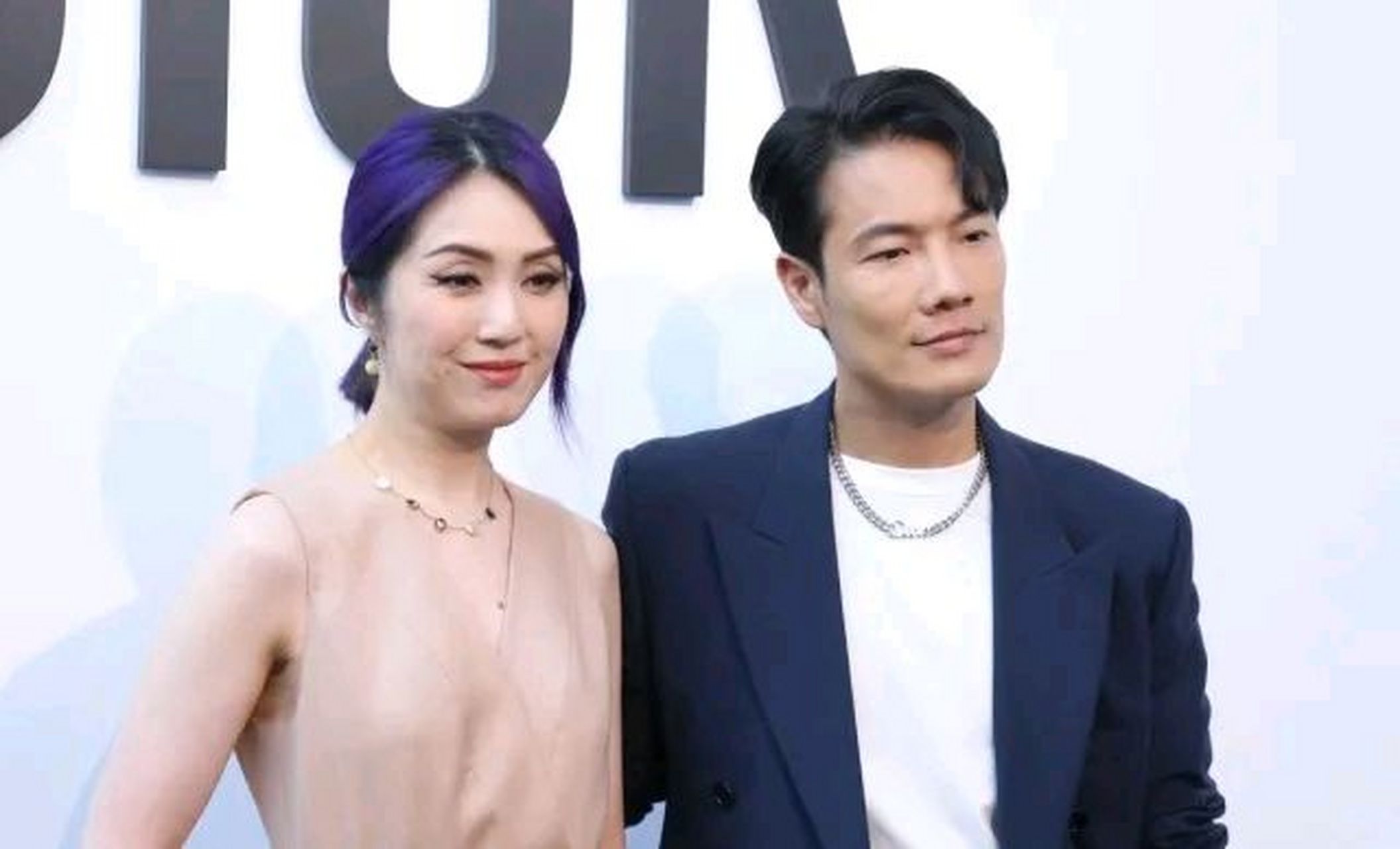 杨千嬅和丈夫丁子高在上海出席活动,她这次搭配得非常简洁,也展现出了