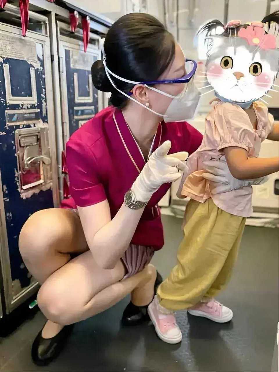 空姐经常下蹲服务,穿这样短的裙子虽然尽显身材了,可是工作起来真不