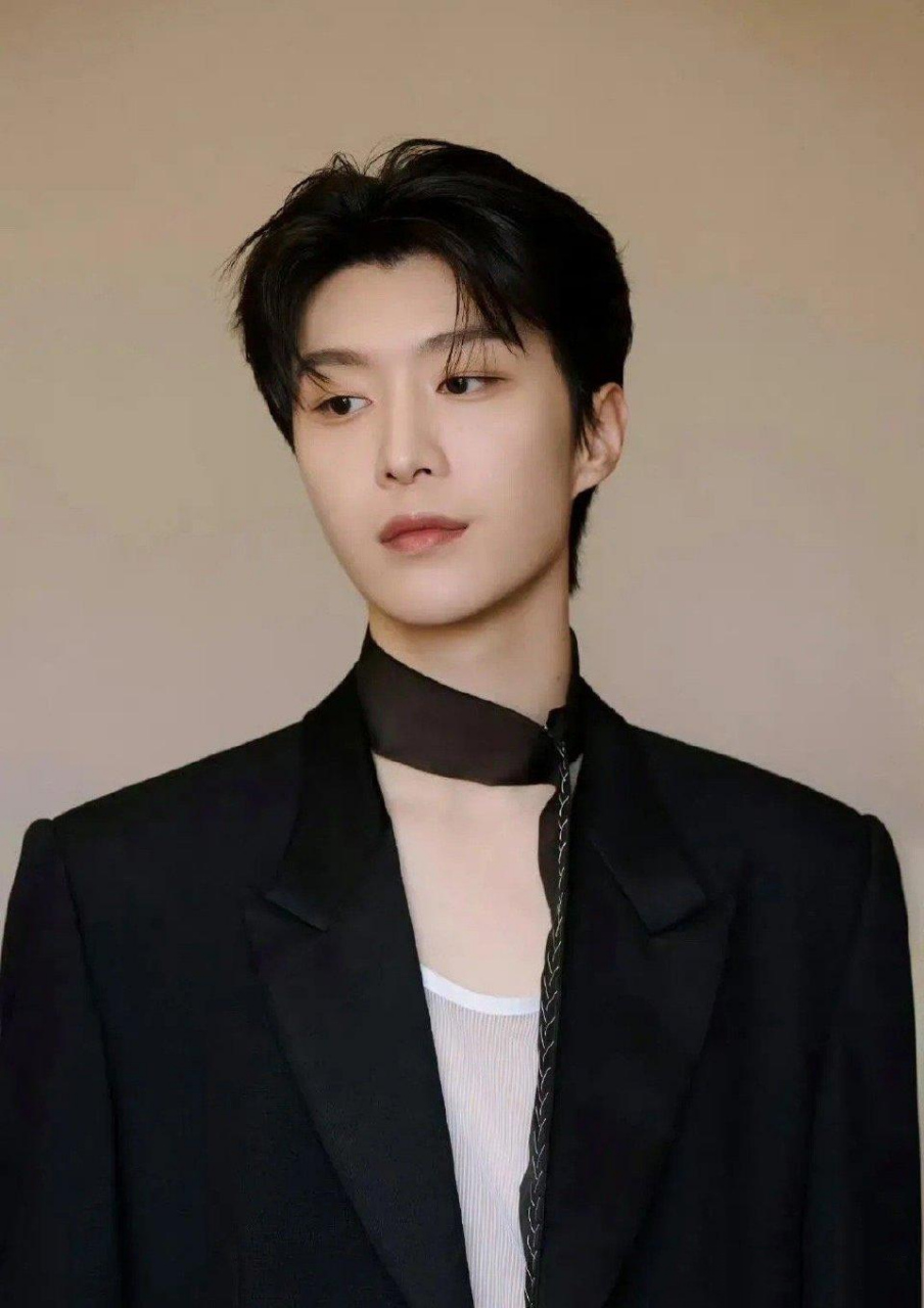 范丞丞长得有点像爸爸呢!