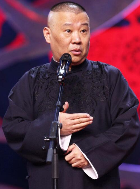 李艺彤扑通一声就跪在了郭德纲的脚下?