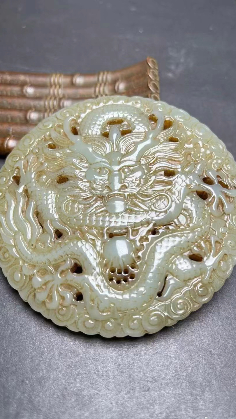 和田玉龙牌玉佩爷爷祖传下来的古玉我上交博物馆能得到多少