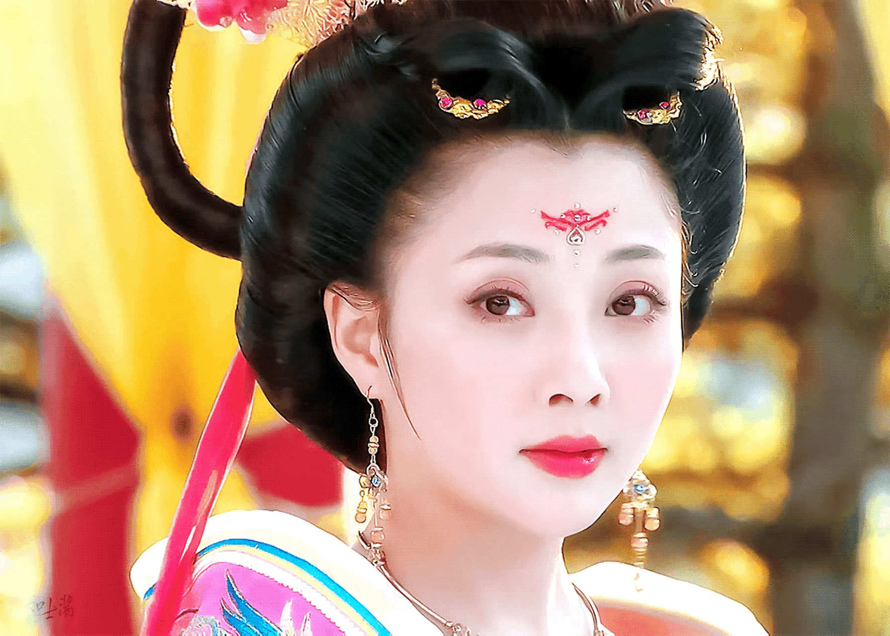 12年前的《杨贵妃秘史,珠光宝气的造型,也很适合她,圆圆的脸,甜甜