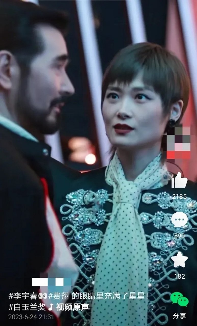 李宇春含情脉脉盯着费翔看,眼睛里有星星,不是费翔多有魅力,毕竟他