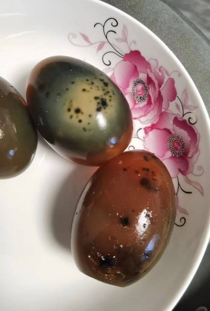 皮蛋就是这样的?还是发霉了啊?[流泪][流泪][流泪]