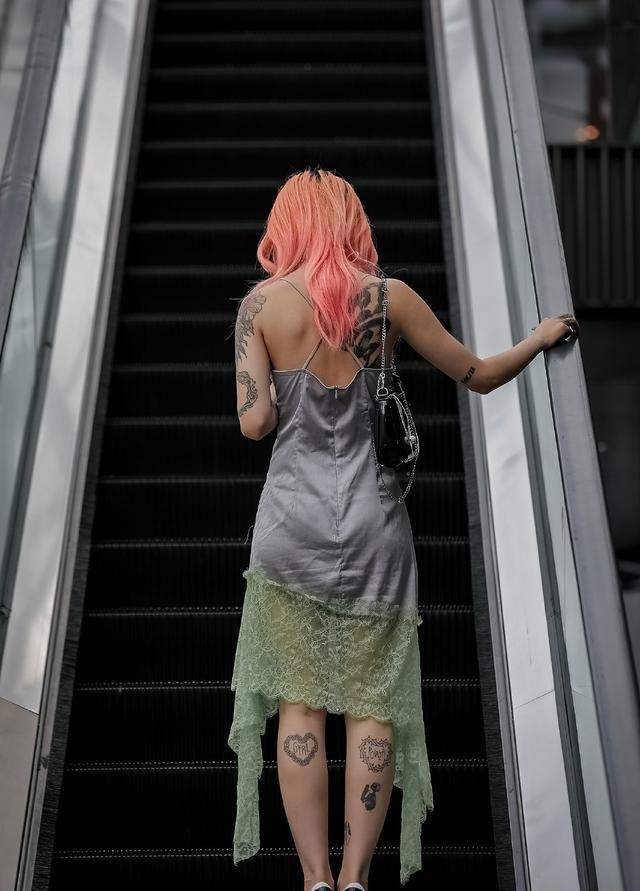 夏天大街上的坏女孩?这些文艺叛逆的纹身,潇洒撩人