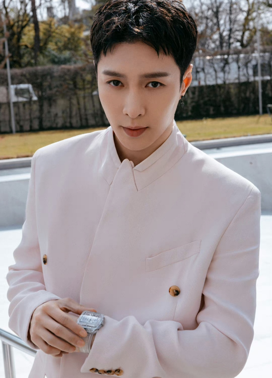 张艺兴参加活动太瘦了,脸型显得很长,没有以前那么阳光了.