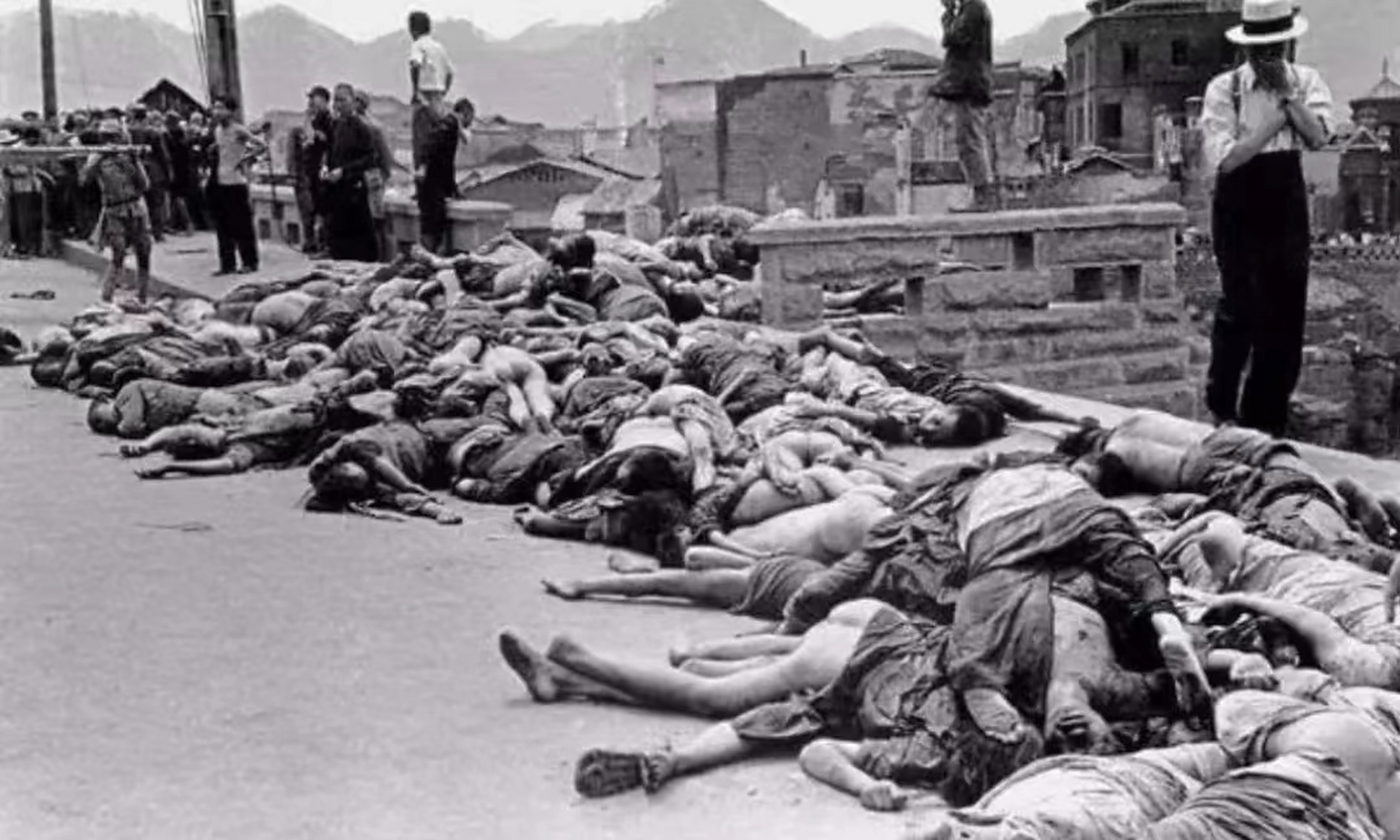 高温和缺氧,所以这些遇难者大都衣不蔽体,而且死难者基本为青壮年男女