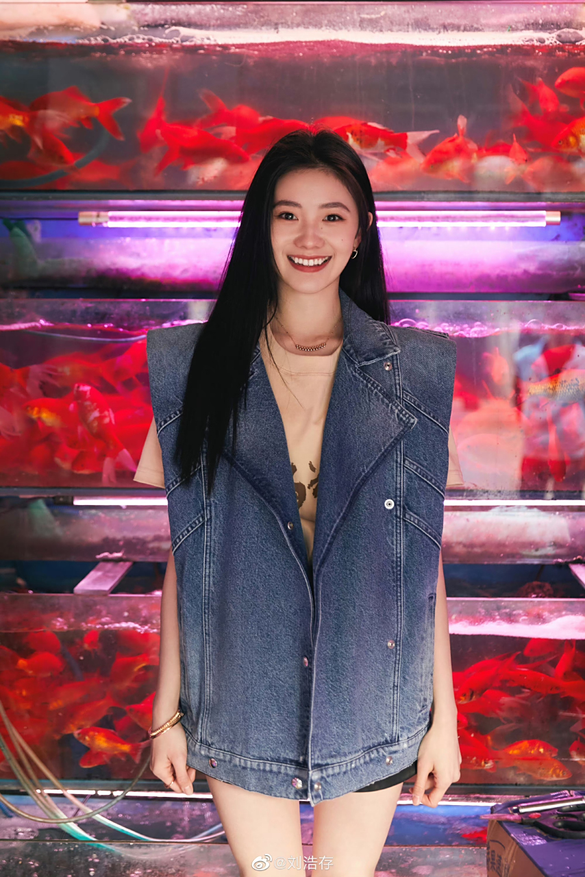 笑容灿烂,心情美好,你喜欢吗#刘浩存# #谋女郎刘浩存# #娱乐热点直通