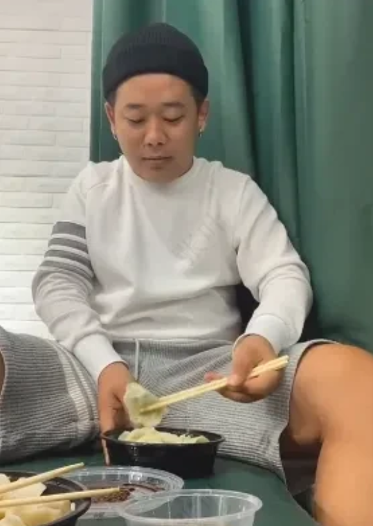 19岁美食网红孙艺轩脑溢血去世,长得像30多岁的大叔