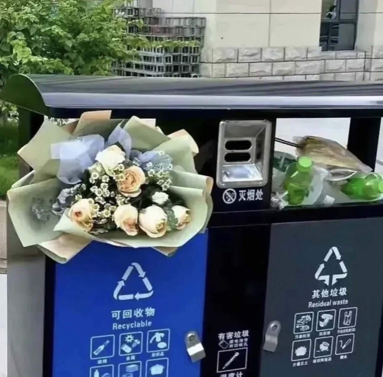 畸形的婚恋观 2月14日,西方情人节过后,许多的鲜花被遗弃在垃圾桶和