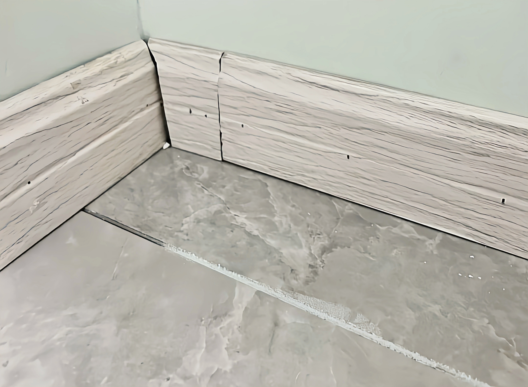 再也不能找亲戚帮忙装修了!  你们看这地砖和墙角,都整成啥样了.