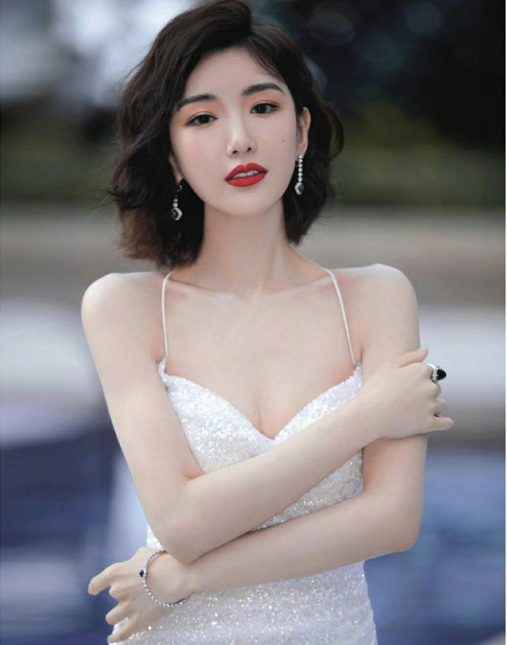 毛晓彤吊带露背鱼尾裙  这事业线太棒了,这美背白皙如华,粼粼的波光