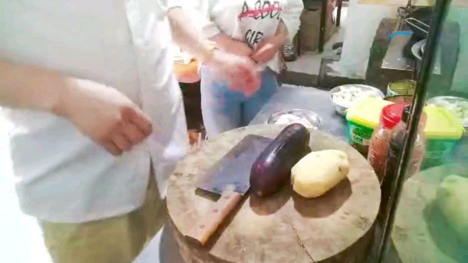 一个土豆,一个茄子,看饭店厨师怎样做成一道美食,真是厉害