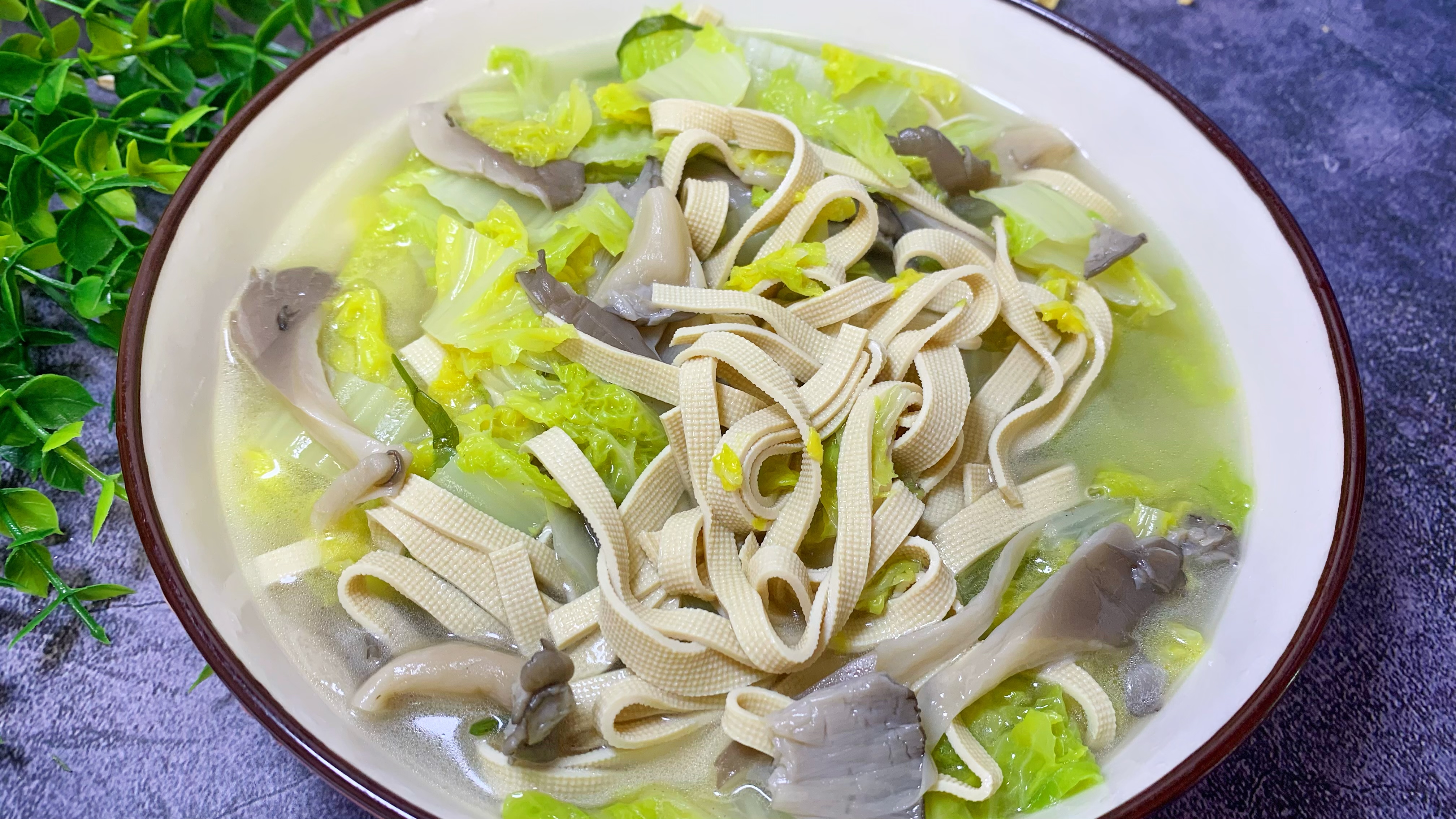 一颗小白菜,一张豆腐皮,一些蘑菇放到锅里炖一炖,居然这么好喝