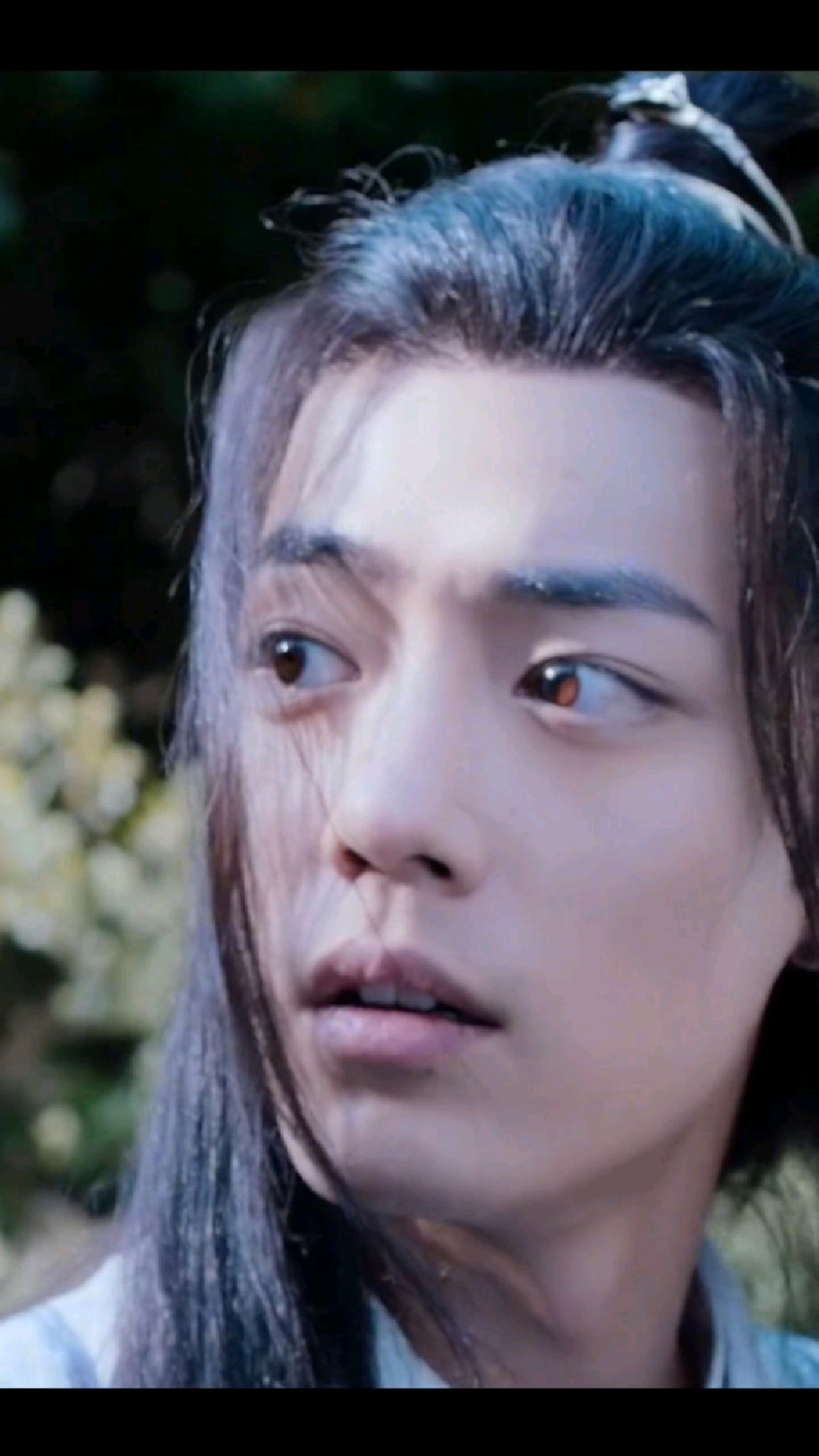 肖战有着琥珀色瞳孔的肖战